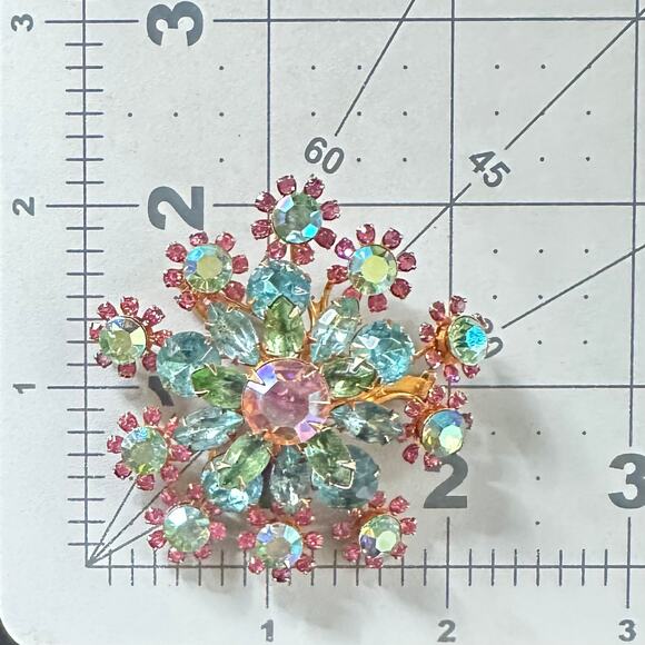 Vintage gold tone pastel pink green blue aurora borealis AB rhinestones brooch - Picture 8 of 8